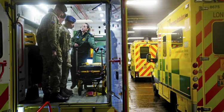 Personal militar de la División de Interior recibe instrucción en una ambulancia en los barracones de Wellington Barracks, mientras se preparan para cubrir a trabajadores de ambulancias el 21 y 28 de diciembre, cuando había huelgas convocadas por una disputa salarial, en Londres, el martes 20 de diciembre de 2022. (Victoria Jones/PA via AP)