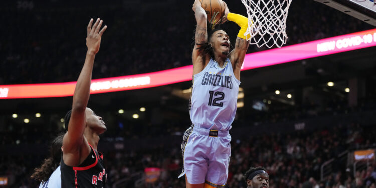 El base de los Grizzlies de Memphis Ja Morant clava el balón en el encuentro ante los Raptors de Toronto el jueves 29 de diciembre del 2022. (Frank Gunn/The Canadian Press via AP)
