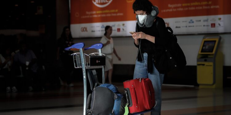 De cara al verano los viajeros argentinos deben tener varias cosas en cuanta para vacacionar con tranquilidad. (EFE/Juan Ignacio Roncoroni/Archivo)
