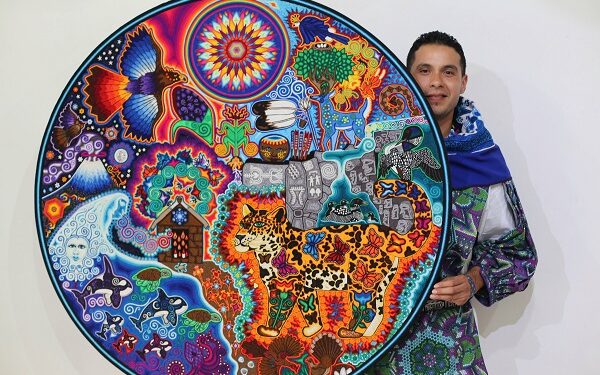 Conoce los augurios, visones y magia wixárika del artista Cilau Valadez presente en la Bienal de Arte Huichol