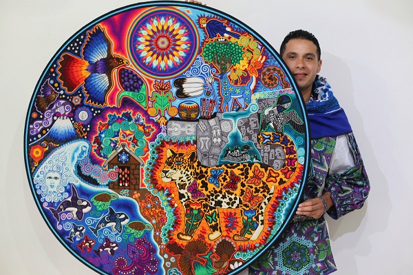 Conoce los augurios, visones y magia wixárika del artista Cilau Valadez presente en la Bienal de Arte Huichol