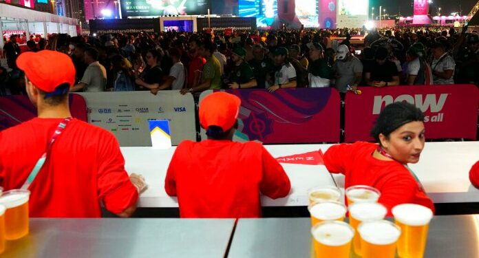 Hinchas compran alcohol en hoteles y una tienda en Qatar