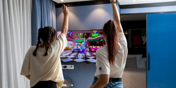 Dos jóvenes practican el juego de baile 'Just Dance'.