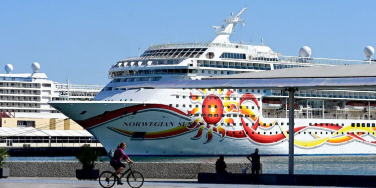 Intensa actividad de cruceros en el puerto de Las Palmas para comenzar diciembre