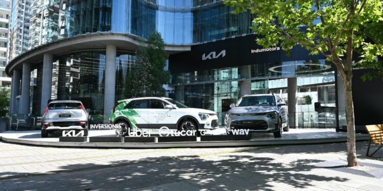 Inversiones Security lanza nuevo fondo de electromovilidad para viajes compartidos junto a Kia Chile