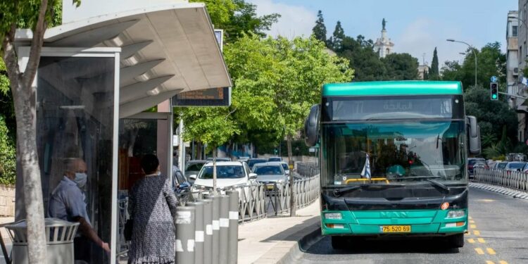 Israelíes esperan un promedio de 14 minutos para el transporte público, según Moovit