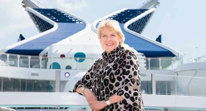 Jo Rzymowska sale de Celebrity Cruises, actualmente es la vicepresidenta y directora general para Europa y Asia (EMEA)