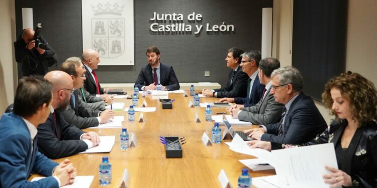 La Comisión de Simplificación Administrativa agiliza la apertura de agencias turísticas e interconecta registros vitícolas
