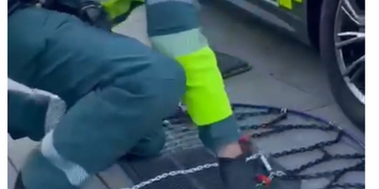 La Guardia Civil te enseña a colocar las cadenas para la nieve