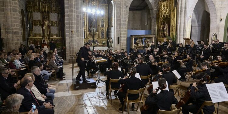 La Orquesta Sinfónica Victoria Fernández celebra con gran éxito  su concierto de debut en la Colegiata de Gandia