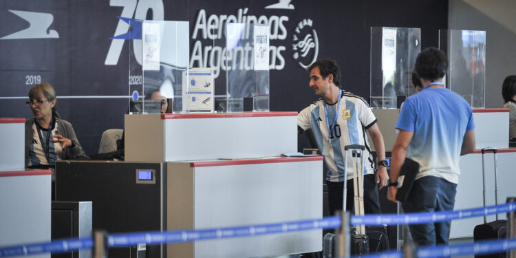 Sale el segundo vuelo de Aerolíneas a Qatar. (Gustavo Gavotti)