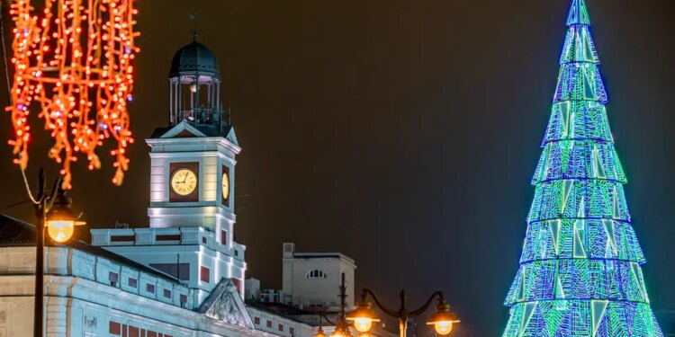 La puerta del Sol de Madrid con las luces de Navidad