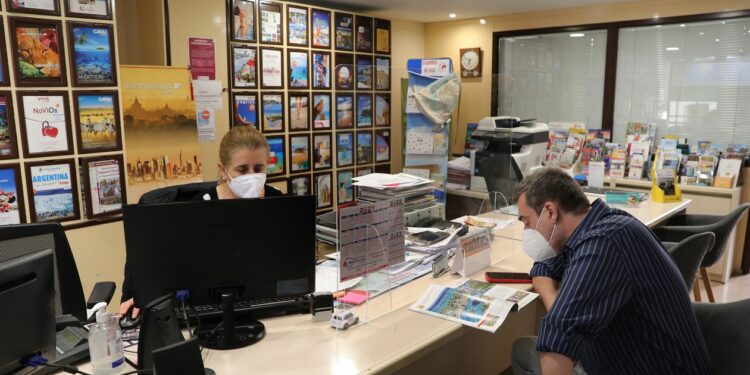 Las agencias de viajes, en pie de guerra contra el Gobierno por obligarles a comunicar las reservas de alquiler en vez de a las empresas o particulares