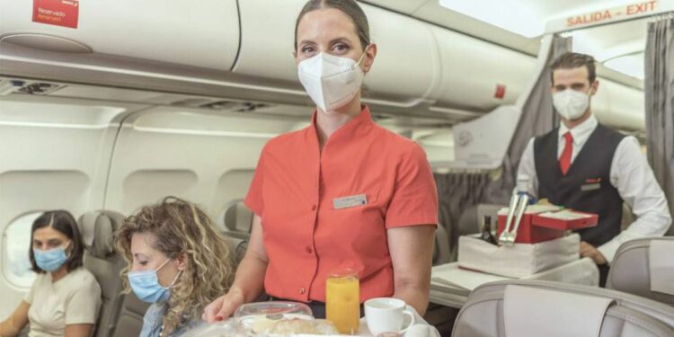 Las agencias y las aerolíneas claman contra el Gobierno por mantener las mascarillas en los aviones | Economía
