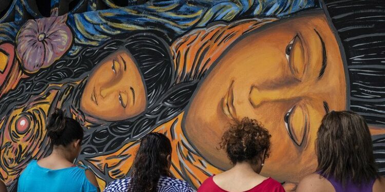 Una veintena de mujeres centroamericanas que buscan asilo pintaron un mural contra la violencia de género en la ciudad mexicana de Tapachula.