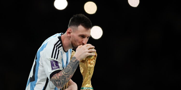 Messi besó la Copa del Mundo después de recoger el Balón de Oro del Mundial de Qatar 2022