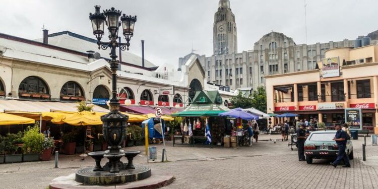 La capital uruguaya, Montevideo, es otro destino gastronómico de Sudamérica. En la foto, el Mercado del Puerto.