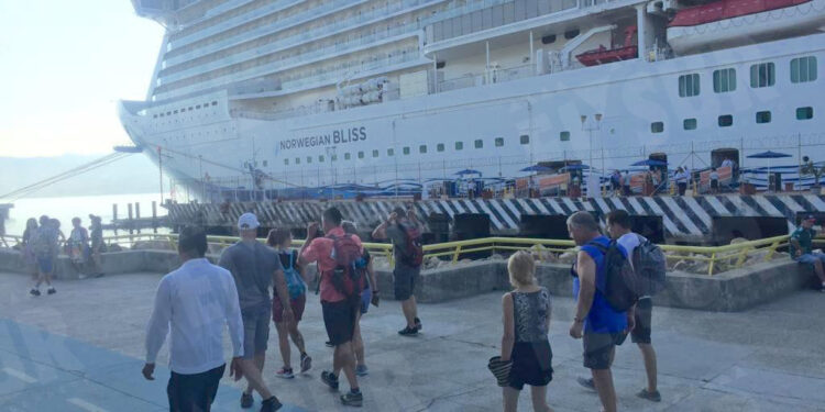 Llega a Acapulco el crucero Norwegian Bliss con más de 5 mil personas