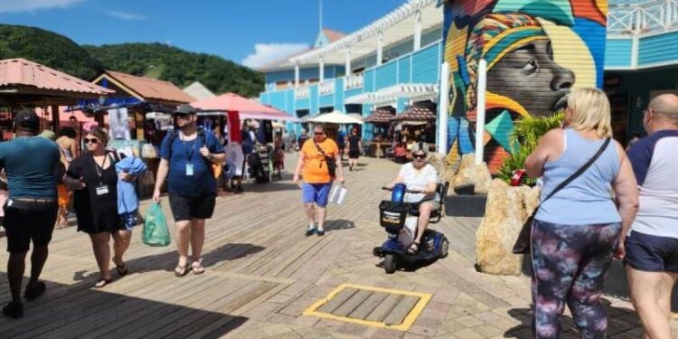 Visitantes conocieron el puerto en Roatán.