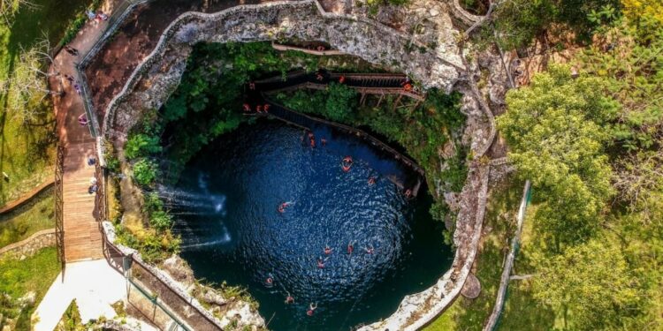 Cenote abierto visto desde arriba