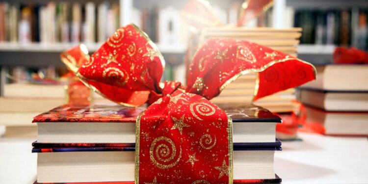 Regala un libro como estos, de Fórmula 1 o de rutas por España, a tus amigos y familiares estas Navidades. Foto: iStock.
