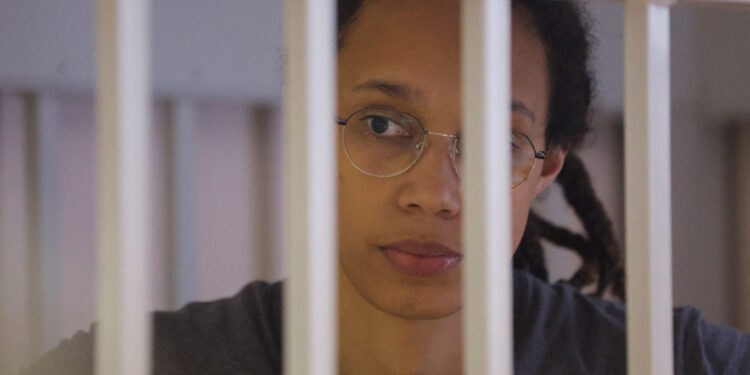 La jugadora de baloncesto estadounidense Brittney Griner, que fue detenida en el aeropuerto moscovita de Sheremetyevo dentro de una jaula de acusados durante la lectura del veredicto del tribunal en Khimki, a las afueras de Moscú, Rusia, el 4 de agosto de 2022 (REUTERS)