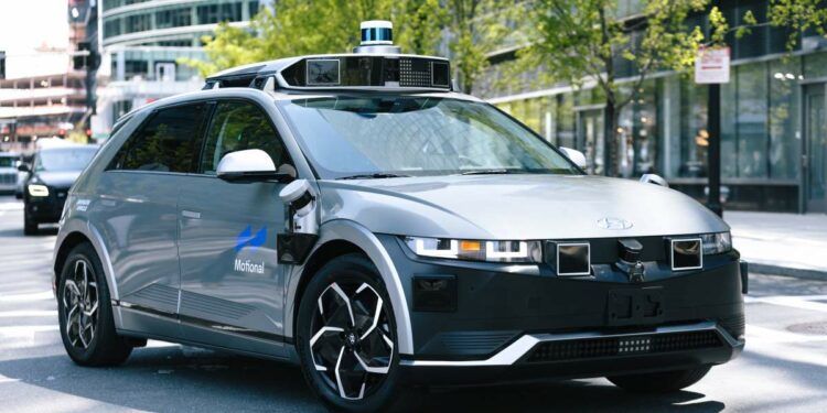 Los viajes sin conductor para pasajeros llegan a Uber: planea llevar su robotaxi a millones de clientes