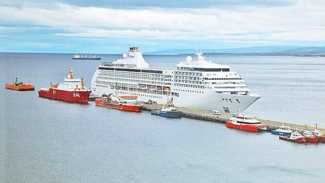 Lujoso crucero Seven Seas Mariner en Punta Arenas