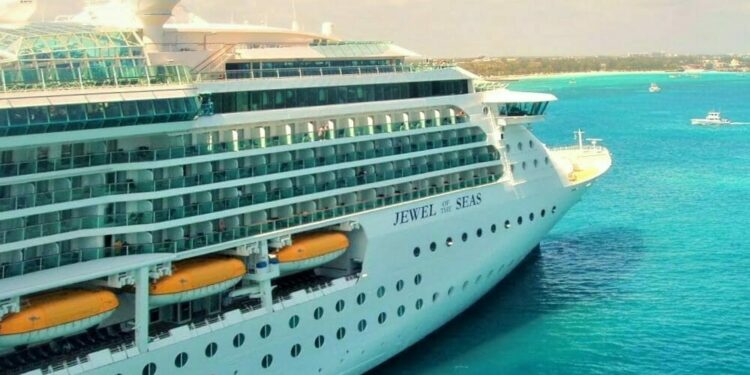 Médico cubano guía desde Florida parto de mujer en un crucero