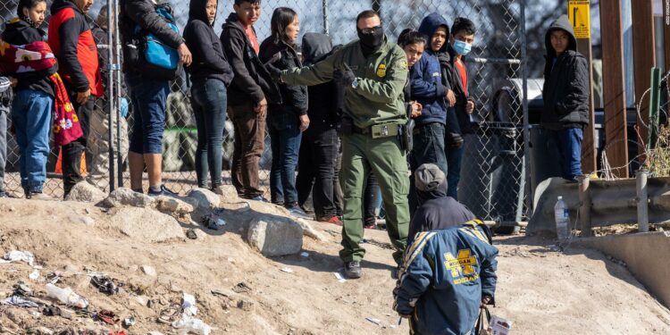 Migrantes hacen fila durante días con bajas temperaturas y peligrosos viajes en balsas para ingresar a EE.UU. | Video