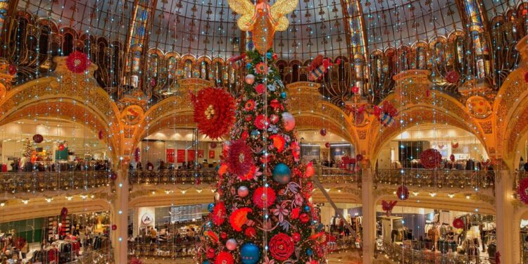 Los centros comerciales están llenos previo a Navidad.