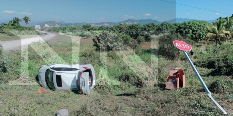 Nayarit Noticias | EN EL CRUCERO DEL CAPOMO VUELCA CAMIONETA HR