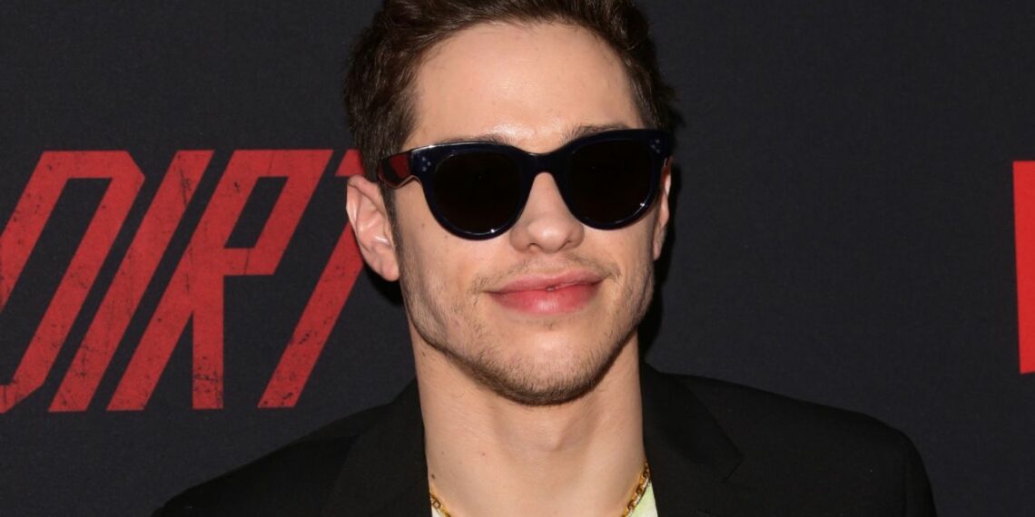 Pete Davidson es visto junto a otro interés amoroso