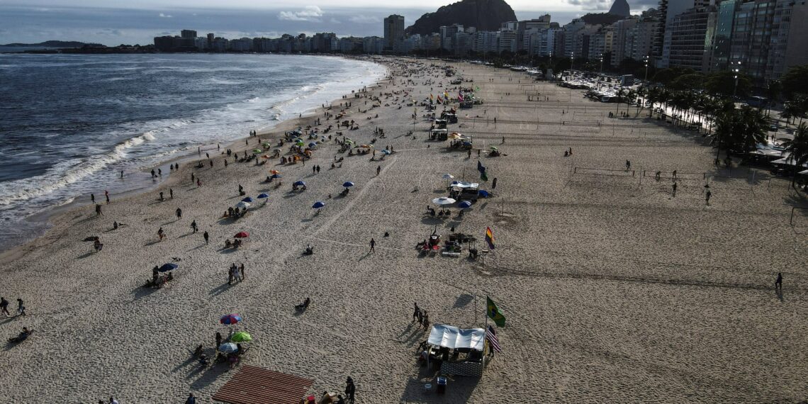 Las playas brasileñas, de los destinos favoritos de los argentinos para vacacionar en el verano. (EFE/Antonio Lacerda)
