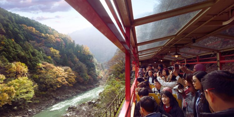 Vistas del desfiladero de Hozukyo desde el coche abierto del tren turístico de Sagano en Kyoto Japón