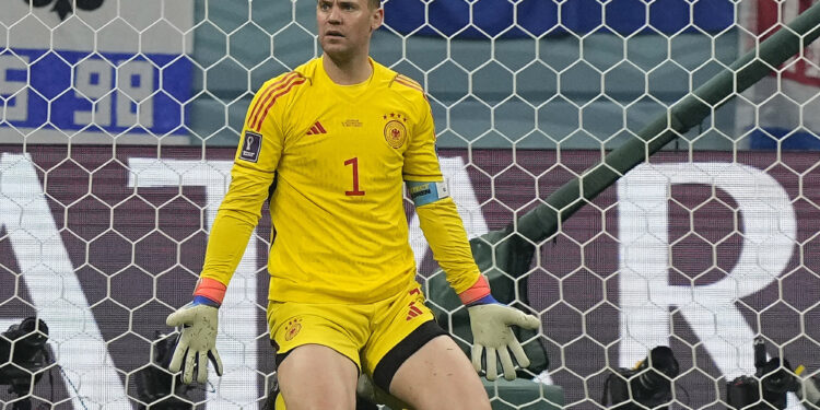 El portero de la selección alemana Manuel Neuer reacciona luego de un gol de Costa Rica en su partido de la fase de grupos del Mundial en el Estadio Al Bayt en Al Khor, Qatar, 1 de diciembre de 2022. El portero de la selección alemana y Bayern Munich ha quedado excluido del resto de la temporada de la Bundesliga tras quebrarse una pierna cuando esquiaba, se informó el sábado 10 de diciembre de 2022. (AP Foto/Martin Meissner)