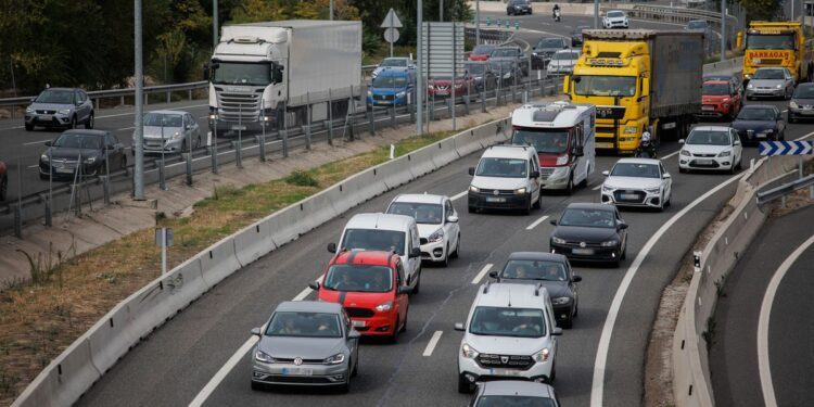 Puente: Tráfico prevé 13,5 millones de viajes en el ‘superpuente’ de diciembre, el más largo del año | España