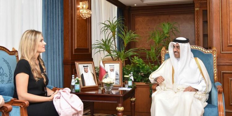 Ali bin Samikh Al Marri, ministro de Trabajo de Qatar, habla con la griega Eva Kaili (REUTERS/Twitter/Ministerio de Trabajo - Estado de Qatar)