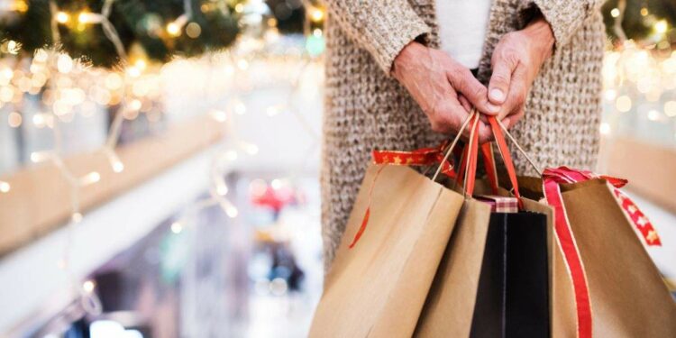 Regalos, viajes o lotería: así se gastarán el dinero los españoles durante las Navidades, según OCU