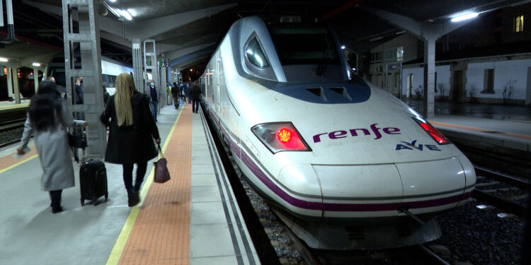 El AVE inicia su primer viaje comercial desde Galicia a Madrid