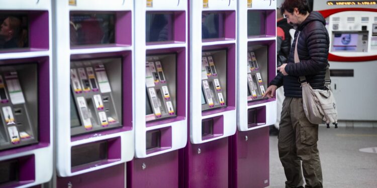 Renfe retirará el abono gratuito y la fianza a los viajeros que reserven sin viajar tres veces | Economía