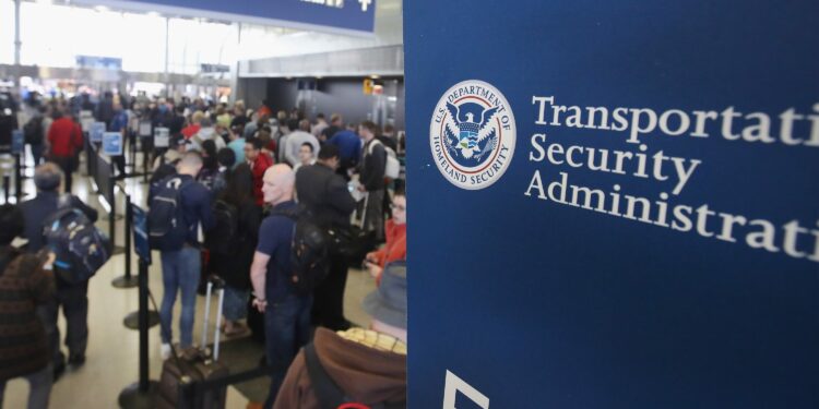 Retrasan 2 años implementación del 'Real ID' para viajes en avión