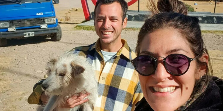 Iara, Guille y Ettore, su mascota, han recorrido varias ciudades de Colombia en su vehículo