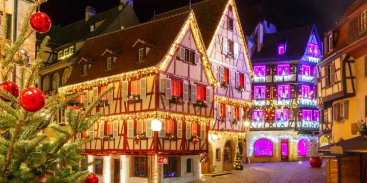 Calle de Navidad por la noche en Colmar, Alsacia, Francia.