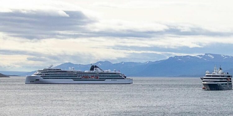 El viaje del lujoso Viking Polaris a aguas antárticas terminó con la muerte de una turista estadounidense.