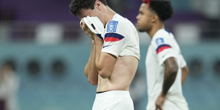 Gio Reyna, de la selección estadounidense, se lleva las manos al rostro tras la derrota ante Holanda en el Mundial, el sábado 3 de diciembre de 2022, en Doha (AP Foto/Ebrahim Noroozi)