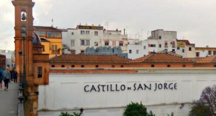 Triana estrena un punto de información turística en el Castillo de San Jorge