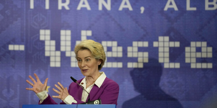 La presidenta de la Comisión Europea, Ursula von der Leyen, habla en conferencia de prensa durante la cumbre de la UE en Tirana, Albania, 6 de diciembre de 2022. (AP Foto/Andreea Alexandru)