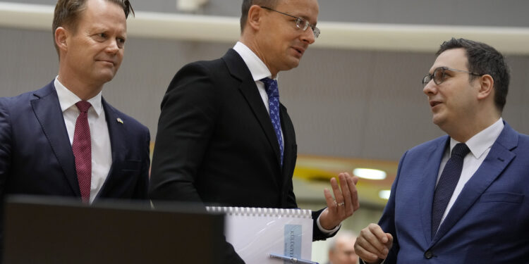 El ministro de Relaciones Exteriores de Hungría, Peter Szijjarto, centro, conversa con sus homólogos de la República Checa, Jan Lipavsky, derecha, y de Dinamarca, Jeppe Kofod, durante una reunión de ministros de Relaciones Exteriores de la Unión Europea en Bruselas, el lunes 12 de diciembre de 2022. (AP Foto/Virginia Mayo)