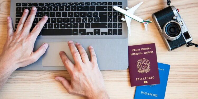 Chico buscando un viaje con dos pasaportes